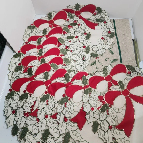 12 Poinsettia Wreath Placemats with cut out & Shimmer Holly Table Runner - Picture 3 of 3